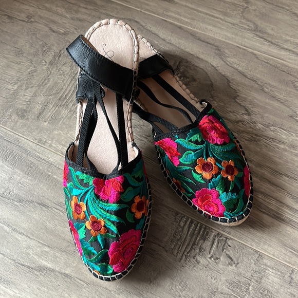 Azura Sandals - Picture 1 of 6